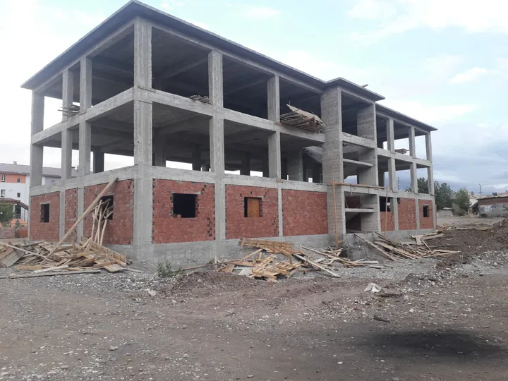 Betonarme taşıyıcı sistemi ve tuğla duvar uygulaması görülen çok katlı şantiye
