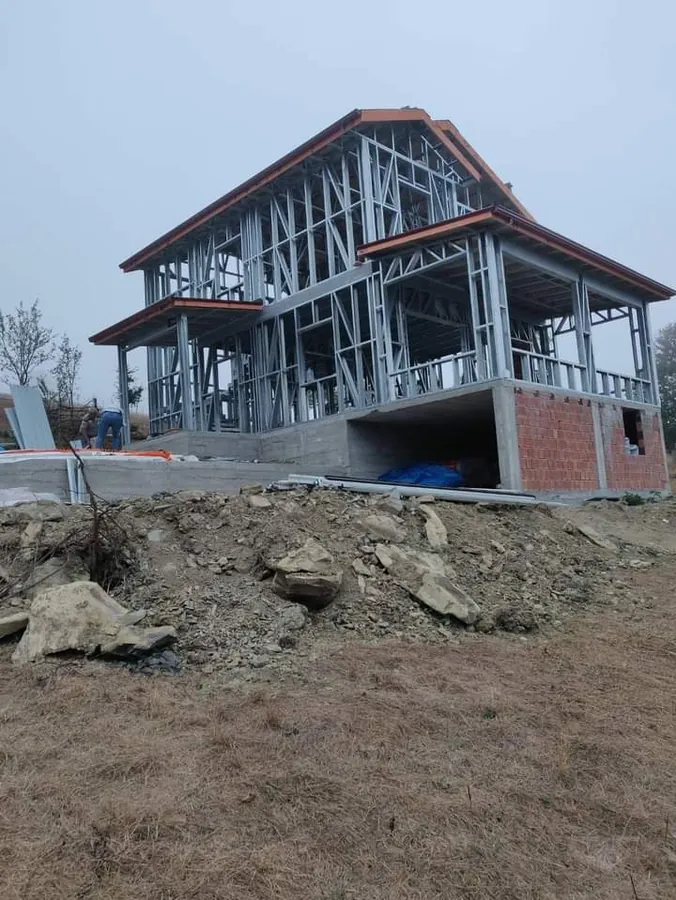 Kaplama öncesinde çelik profilleri görünen çok katlı yapının şantiye aşaması